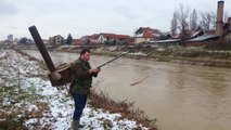 Un pêcheur combat le froid avec un poêle sur le dos