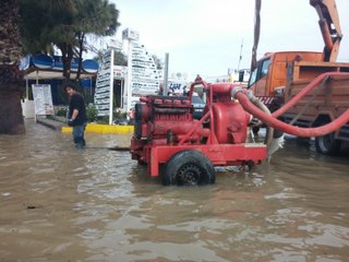 İzmir Çeşme'de Ev ve İşyerleri Su Altında
