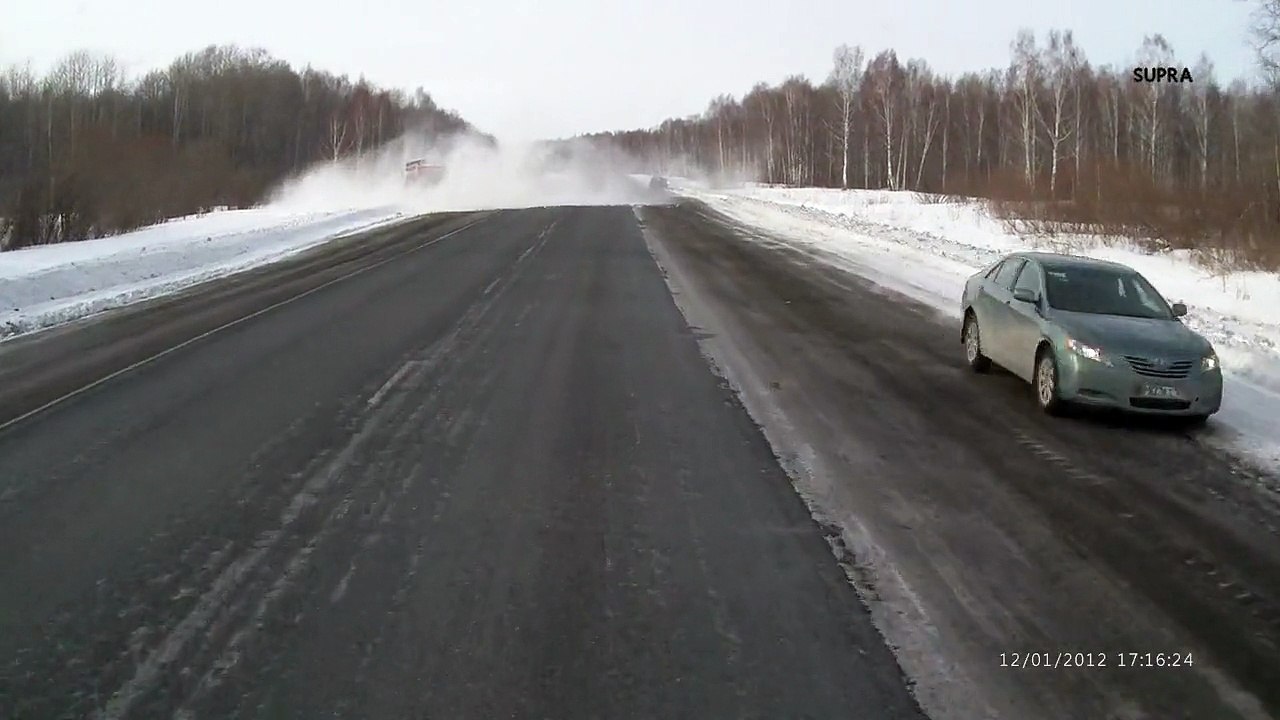 Нива столкнулась с автовозом - ДТП в Красноярском крае