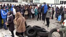 Putin effigy burns in northern Ukraine protest