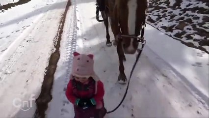 Atı gezintiye çıkaran şirin bebek