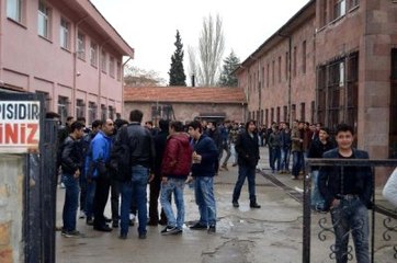 Üzerimde Bomba Var' Deyip Okula Girdi, Paniğe Neden Oldu