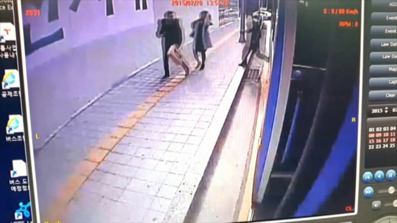 Le trottoir s'effondre sous leurs pieds en Corée du Sud