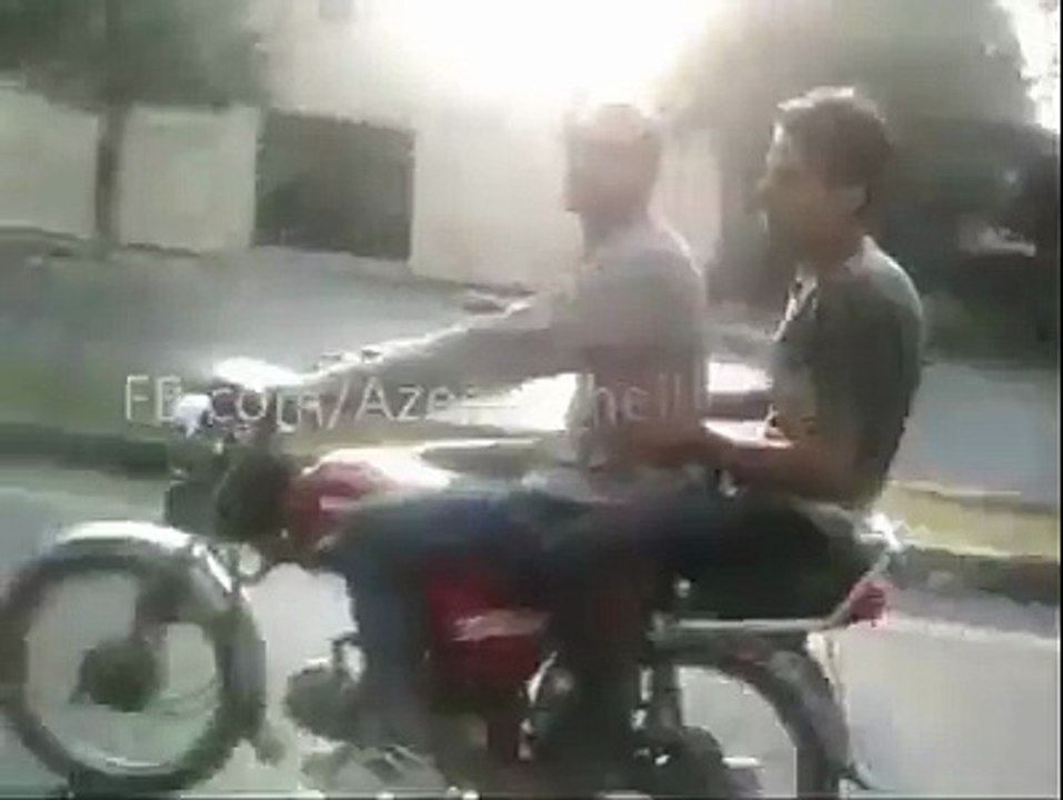 Il tente une figure sur une moto et se ramasse lamentablement