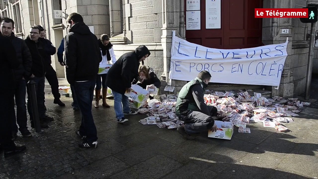 Porc. Des éleveurs vident les rayons du magasin Lidl à Quimper