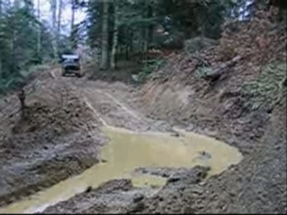 Une jeep hotchkiss dans la boue