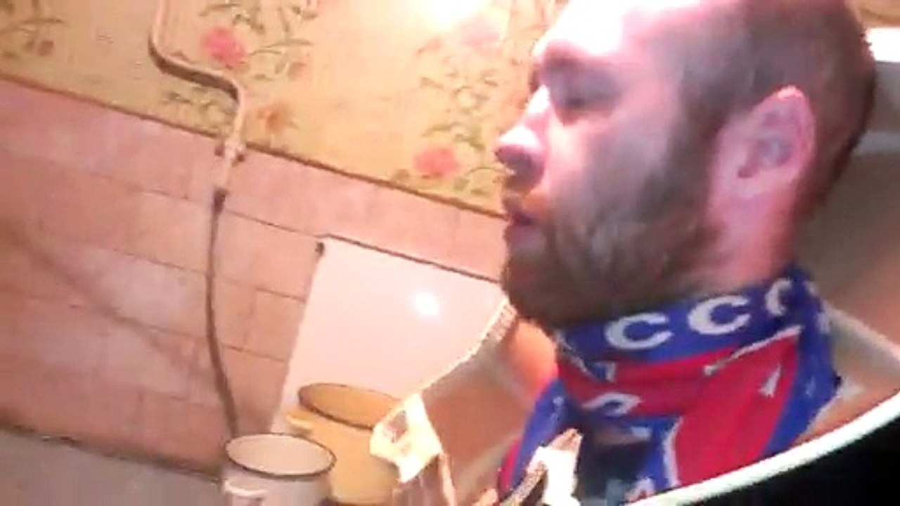 Ivre, il s'amuse a casser une guitare sur la tête de son pote