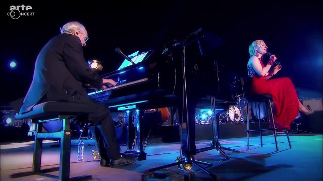 N.Dessay chante chanson de delphine (M.Legrand)