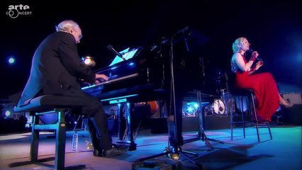 N.Dessay chante "" chanson de delphine (M.Legrand) "