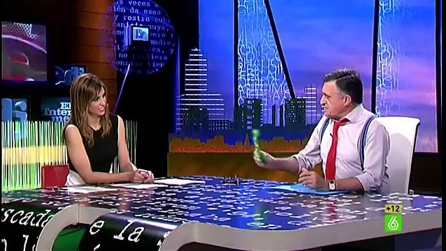 Sandra Sabatés analiza la actualidad política con unas gafas de los chinos