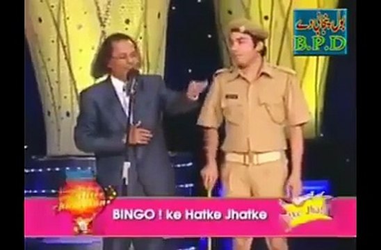 پاکستانی کامیڈی کے لیجنڈ اسٹا امان اللہ جب انڈیا کے کامیڈی شو میں پرفارمنس کررہے تھے تو وہاں کے لوگ ہنسی سے لوٹ پوٹ ہوگئے ۔ آپ بھی ویڈیو دیکھ کر ان مسکراہٹوں میں شامل ہوجائیں
