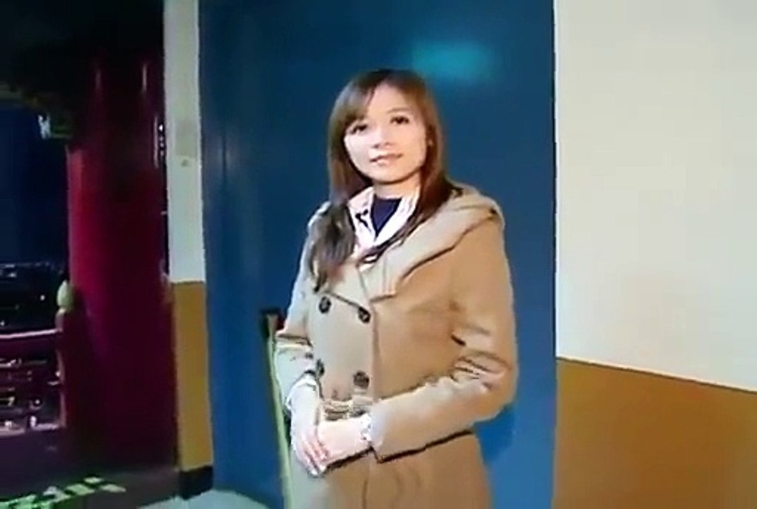 Une reporter japonaise teste un toboggan... La peur de sa vie!