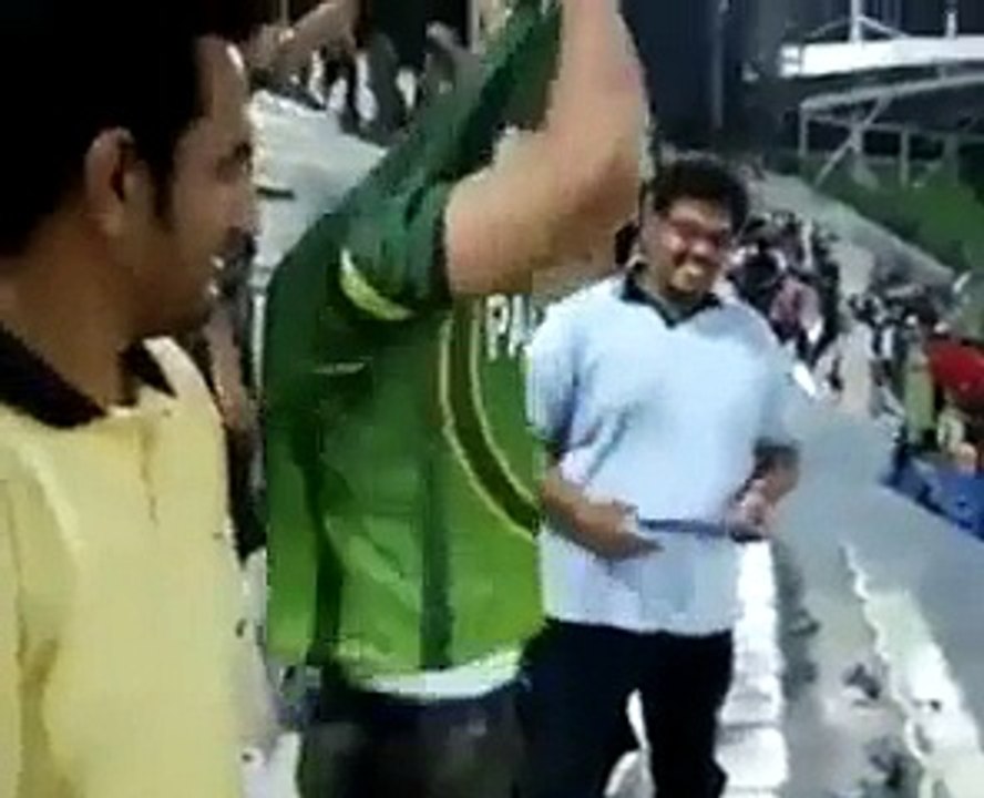 Bangladeshi boy loving the pakistani crickt shirt