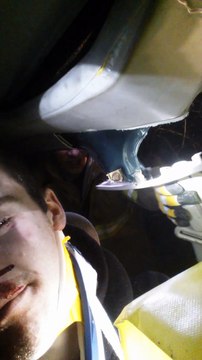 Il filme sa désincarcération et l'intervention des pompiers après son accident de voiture!