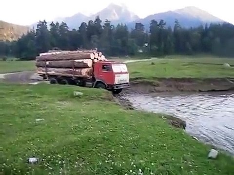Russian Kamaz Truck with Timber Goes Through River - Бездорожье. Камаз полный дрнвисины едет через реку
