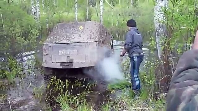 Régis lave son 4x4 dans une mare