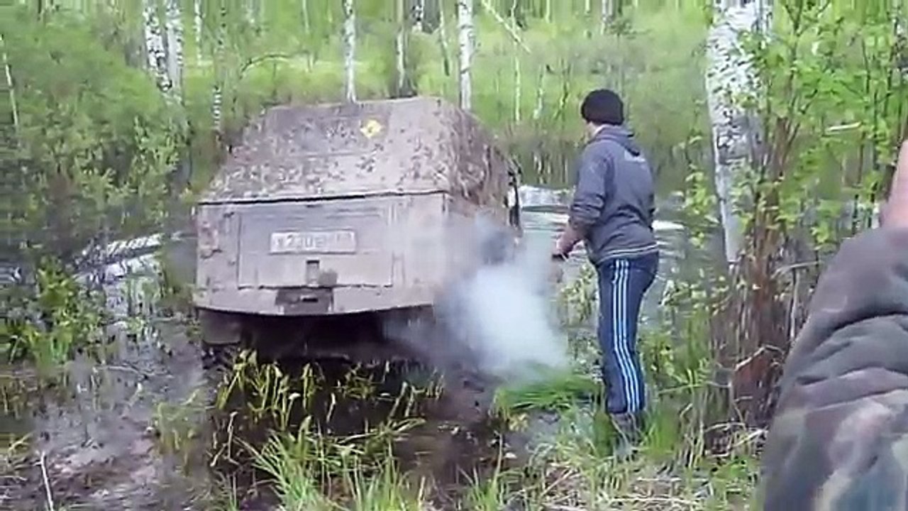 Régis lave son 4x4 dans une mare