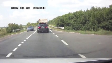 Truck Lost Wheels Hit Two Cars - Колеса отлетели и влетели - Жесть !