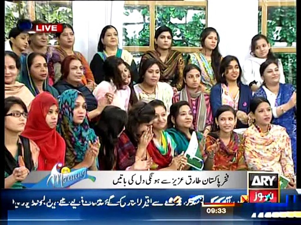 Tariq Aziz sharing a light moment by telling k bachpan me larke unko cherte they