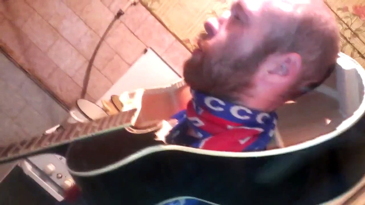 Briser une guitare sur la tête de quelqu'un