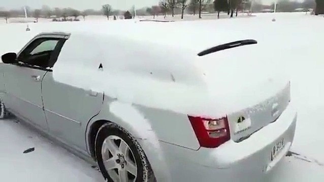 Déneiger sa voiture en quelques secondes