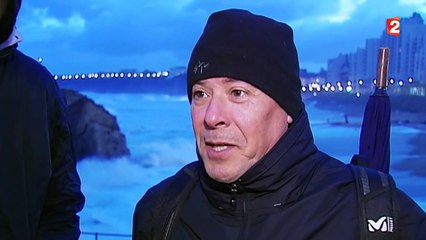 Sur la côte basque, la mer déchaînée attire les curieux