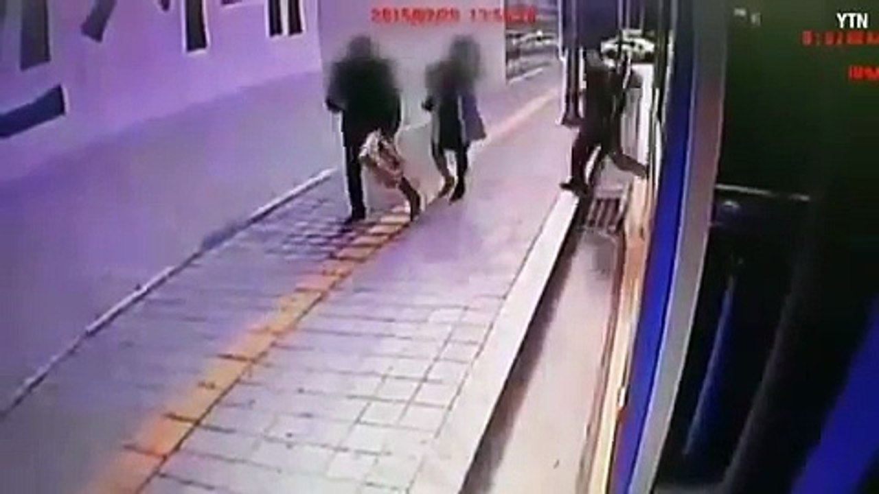 Un couple se fait avaler par un trou en sortant du bus