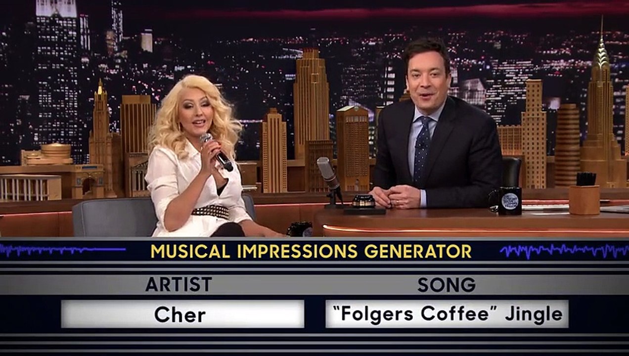 Christina Aguilera imite Britney Spears et Shakira à la perfection !