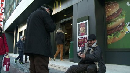 نجل اخر ماسح احذية في ساراييفو يحمل الشعلة
