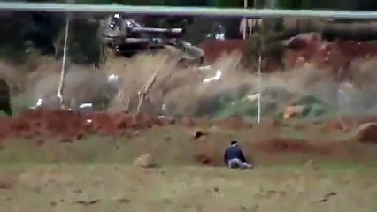 Скачать видео: Syrian Civil War- Syrian rebells sneak on saa tank‬ - YouTube