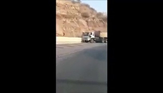 Pakistani Brave Man Stops 22 Wheeler Brake-Failed Truck on Motorway His Life