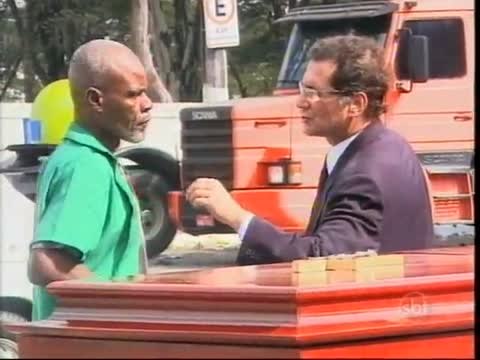 Mendigo Rouba Caixão