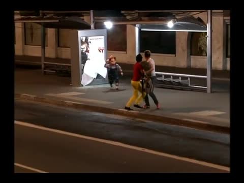 A Maldição de Chucky - Susto no ponto de ônibus