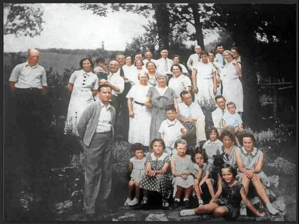 Colorisation of a photograph of an extended family (Poland, c 1935)