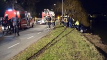 Auto hangt half boven Damsterdiep - RTV Noord