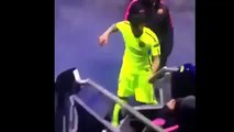 Dani Alves explose une bouteille après son remplacement (Manchester City - FC Barcelone )