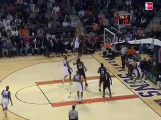 Steve Nash with the amazing no-look pass to Grant Hill!