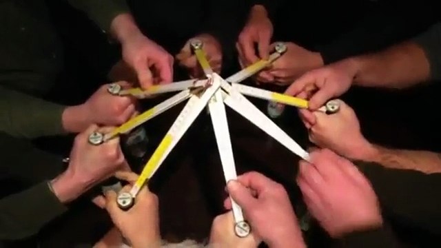 Ils ouvrent 8 bières avec un mètre pliant