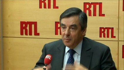 "Français de souche" : François Fillon ne "jette pas la pierre" à Hollande