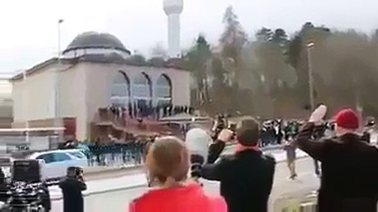 Un appel à la prière par une voix d'un muezzin invisible.