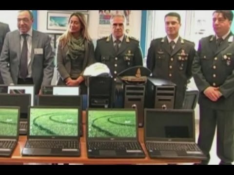 San Giorgio a Cremano (NA) - Restituiti i pc rubati alla scuola ''Massimo Troisi'' (24.02.15)