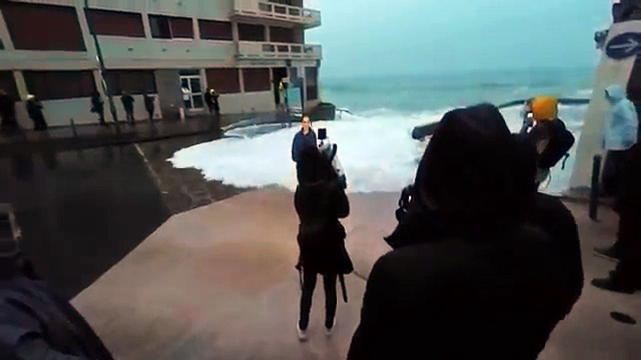 Journaliste emportée par une grosse vague en direct