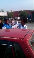 عوام اور پولیس کی WWE کشتی دیکھیں