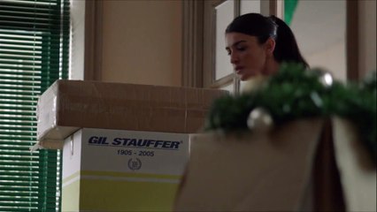 Laura consuela a Pablo en el almacén de materiales del colegio - Bajo sospecha