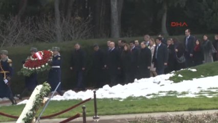 Dışişleri Bakanı Çavuşoğlu Bakü'de Türk Şehitliği'ni Ziyaret Etti