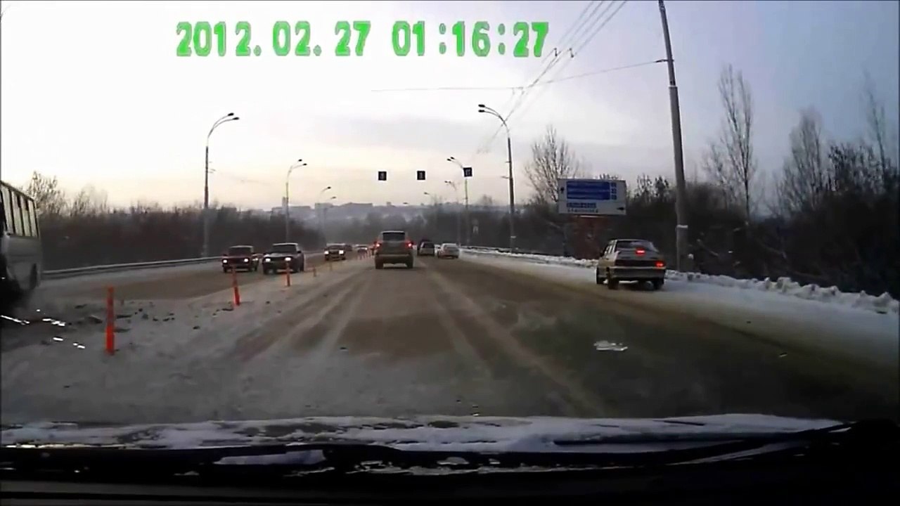 Crazy Russian Drivers - Car Crash Compilation 2013 13