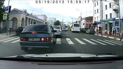 Russian pedestrian revenge a driver !!