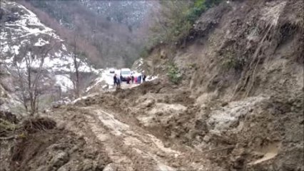 Heyelan Köy Yolunu Kapatınca