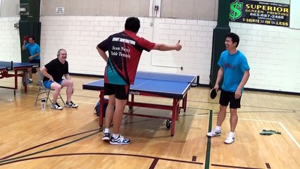 ¡Puntazo de ping pong de espaldas!