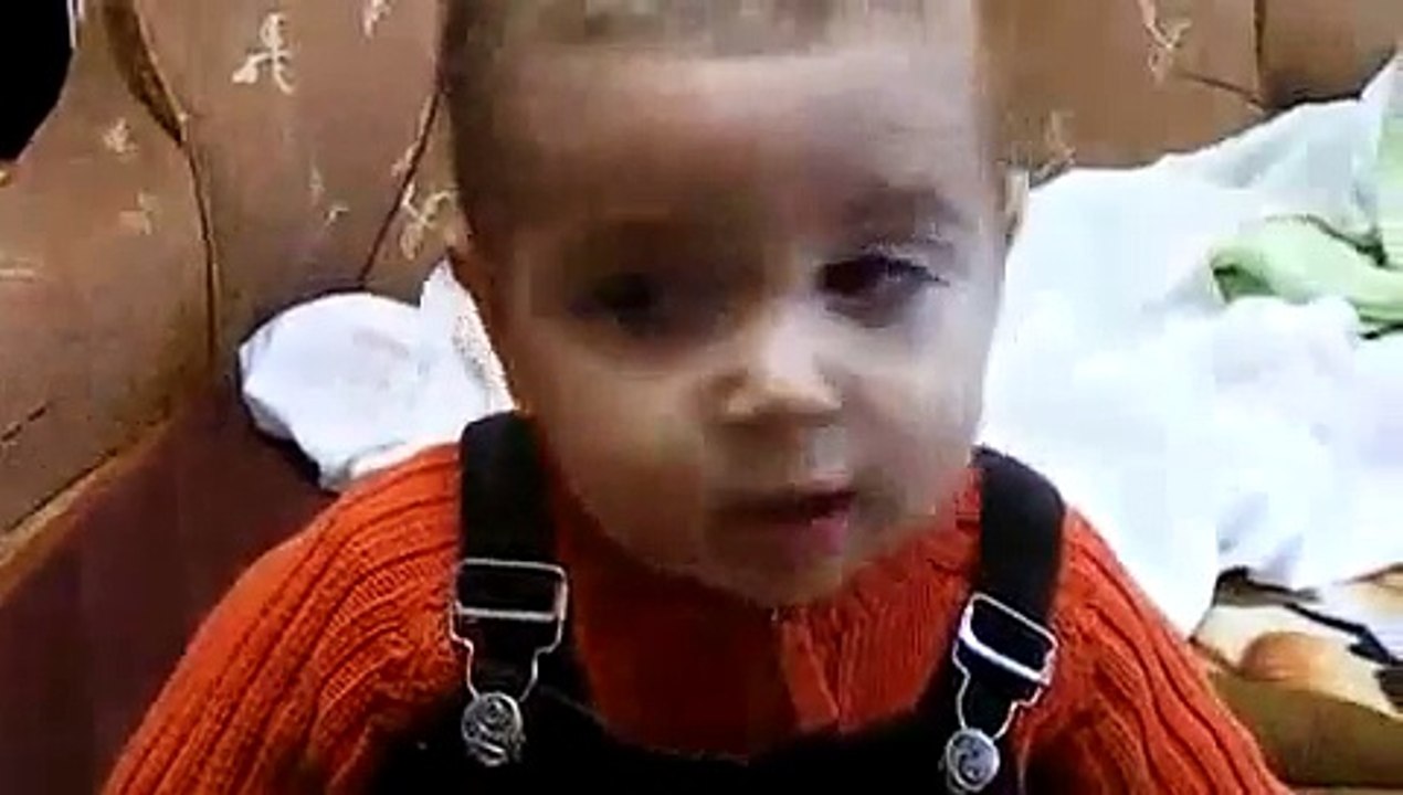 Un copil mai dulce ca mierea încearcă să imite o raţă!